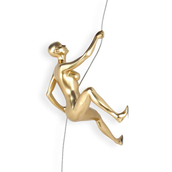 Bergsteigerin goldfarben. Moderne figurative Skulptur aus Metalleffekt Harz, zum Aufhängen an der Wand - Designerobjekte.com