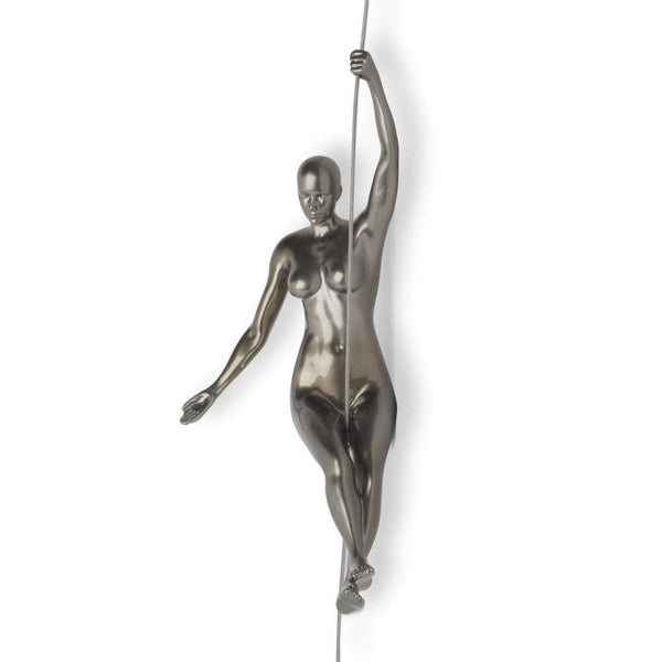 Bergsteigerin Nr. 4 anthrazit. Moderne figurative Skulptur aus Metalleffekt Harz, zum Aufhängen an der Wand - Designerobjekte.com