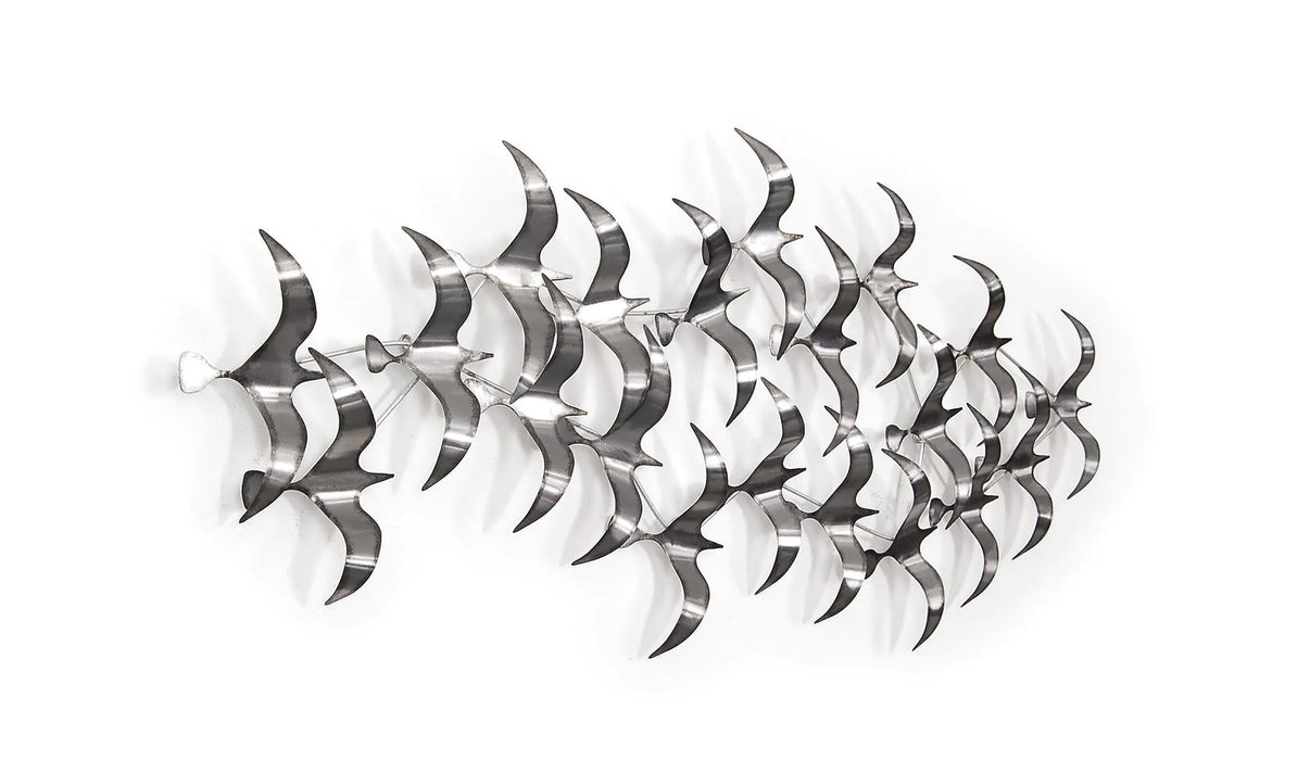Die minimalistische Eleganz der Wandskulptur Möwen aus Metall in Silber, perfekt für moderne Innenräume und als kreativer Blickfang.