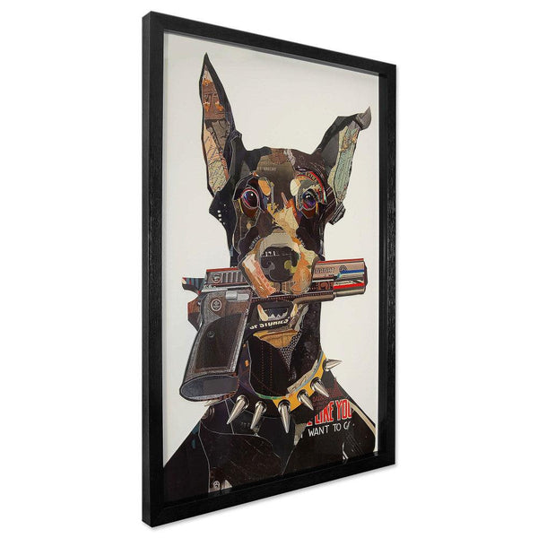 Collage - Bild Dobermann mit Pistole im Maul. 3D-Effekt-Bild in Collagetechnik, gerahmt und geschützt durch eine Glasfront - Designerobjekte.com