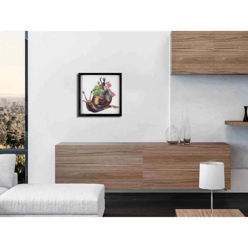 Das 3D-Effekt-Bild: Schnecke mit Blumen im Vintage-Stil, stilvoll gerahmt, präsentiert in einem modernen Wohnraum.