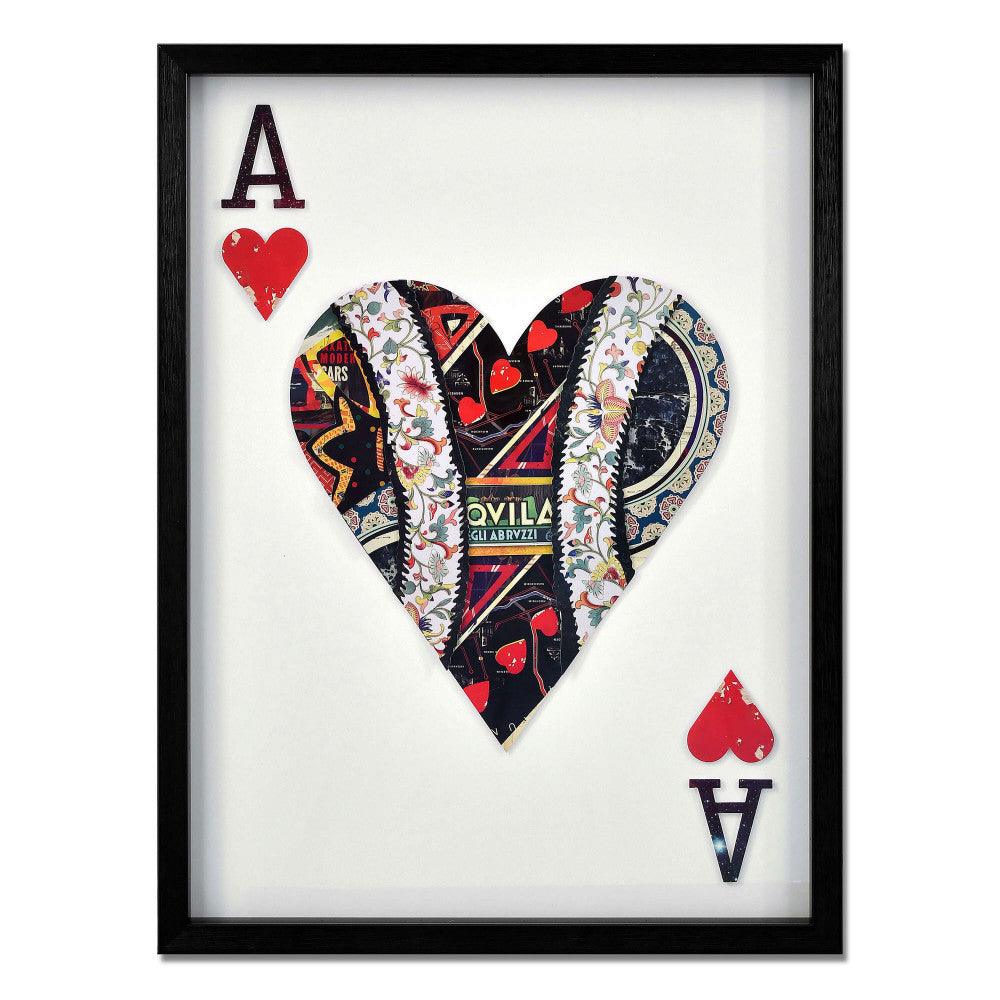 Herzförmige 3D-Collage im Vintage-Stil – Einzigartige Wanddekoration mit künstlerischem Flair, präsentiert in einem eleganten Rahmen mit spielerischen Aspekten einer Spielkarte.