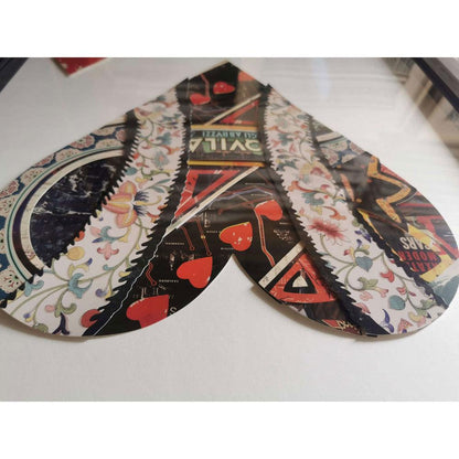 Detailansicht der herzförmigen 3D-Collage im Vintage-Stil – Einzigartige Wanddekoration mit künstlerischem Flair, zeigt verschiedene Materialien und Farben.