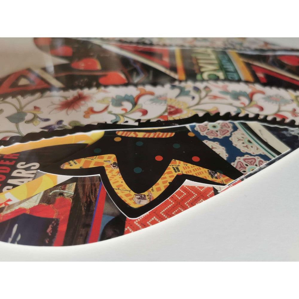 Nahaufnahme der herzförmigen 3D-Collage im Vintage-Stil – Einzigartige Wanddekoration mit künstlerischem Flair, betont die kunstvollen Details und Texturen.