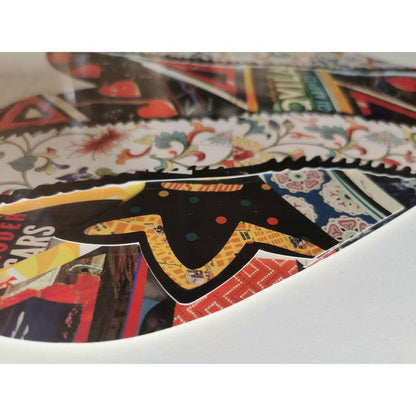 Nahaufnahme der herzförmigen 3D-Collage im Vintage-Stil – Einzigartige Wanddekoration mit künstlerischem Flair, betont die kunstvollen Details und Texturen.