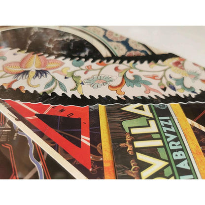 Detailansicht der herzförmigen 3D-Collage im Vintage-Stil – einzigartige Wanddekoration mit künstlerischem Flair, die bunte florale Elemente und verschiedene Materialien kombiniert.