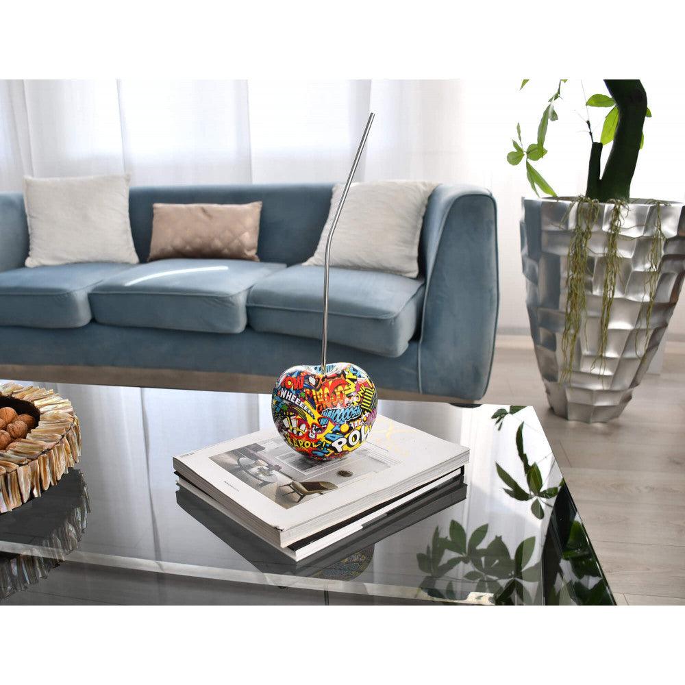 Bunte Pop Art Skulptur 'Kleine Kirsche' aus Harz in einem modernen Wohnzimmer, essenzielles Dekorationsstück mit lebendigen Farbakzenten.