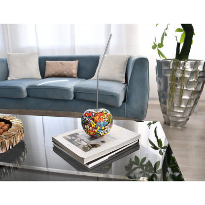 Bunte Pop Art Skulptur 'Kleine Kirsche' aus Harz in einem modernen Wohnzimmer, essenzielles Dekorationsstück mit lebendigen Farbakzenten.