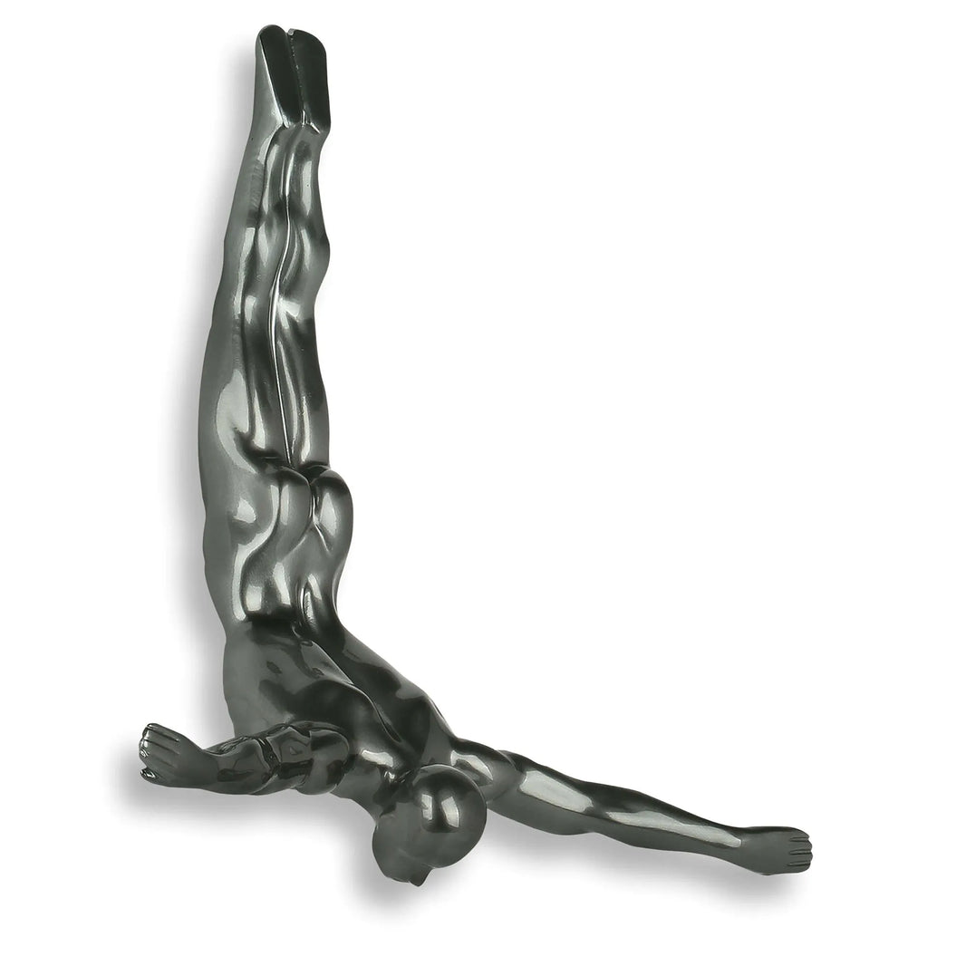 Moderne Figurative Skulptur Taucher aus Kunstharz mit Metalleffekt, 28x28x9cm - Blick auf die hochwertige Verarbeitung und den einzigartigen Designstil dieser Wanddekoration.