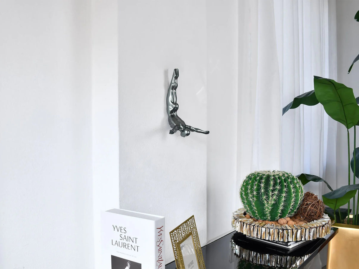 Moderne Figurative Skulptur Taucher aus Kunstharz mit Metalleffekt, 28x28x9cm - Detailaufnahme des dynamisch gestellten Tauchers, ideal für zeitgenössische Kunstliebhaber.