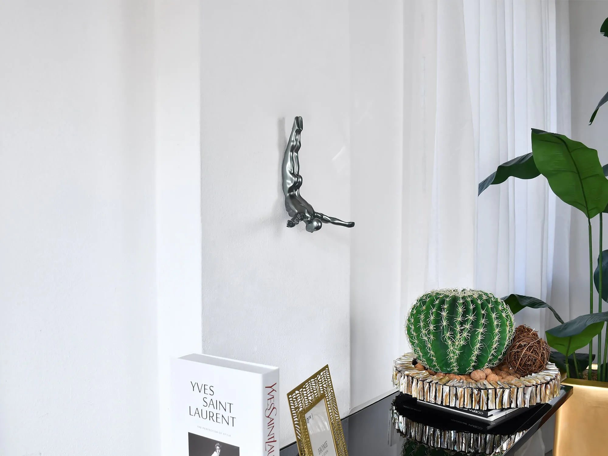 Moderne Figurative Skulptur Taucher aus Kunstharz mit Metalleffekt, 28x28x9cm - Detailaufnahme des dynamisch gestellten Tauchers, ideal für zeitgenössische Kunstliebhaber.