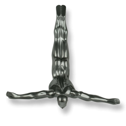 Moderne Figurative Skulptur Taucher aus Kunstharz mit Metalleffekt, 28x28x9cm - Die faszinierende Silberoptik der Skulptur und der Metalleffekt zur Verschönerung jedes Raumes.
