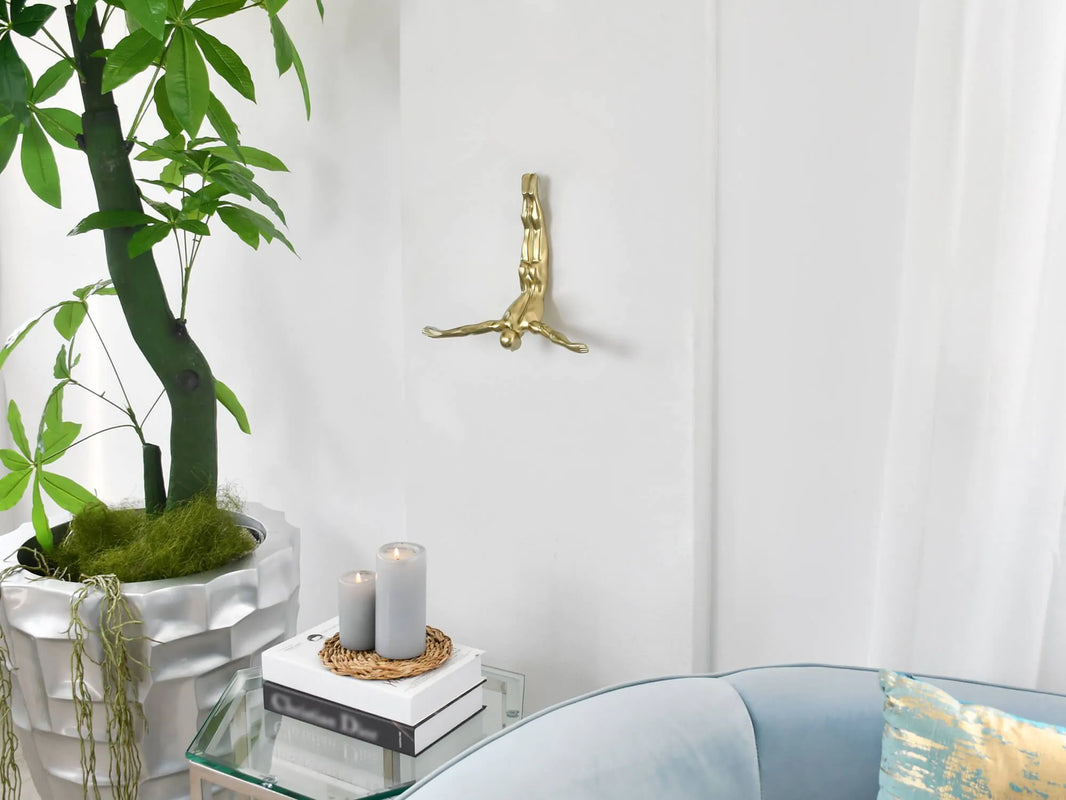 Moderne goldene Taucher Skulptur aus Kunstharz, stilvolle Wanddekoration mit Handwerkszertifikat, inspiriert von einem dynamischen Taucher in Aktion.