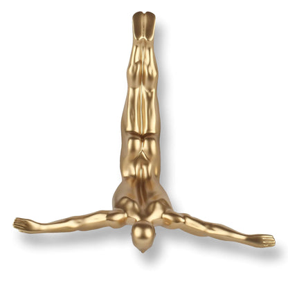 Detailansicht der goldenen Taucher Skulptur aus Kunstharz, präsentiert mit metallischen Effekten und handwerklicher Präzision, perfekte Wanddekoration.