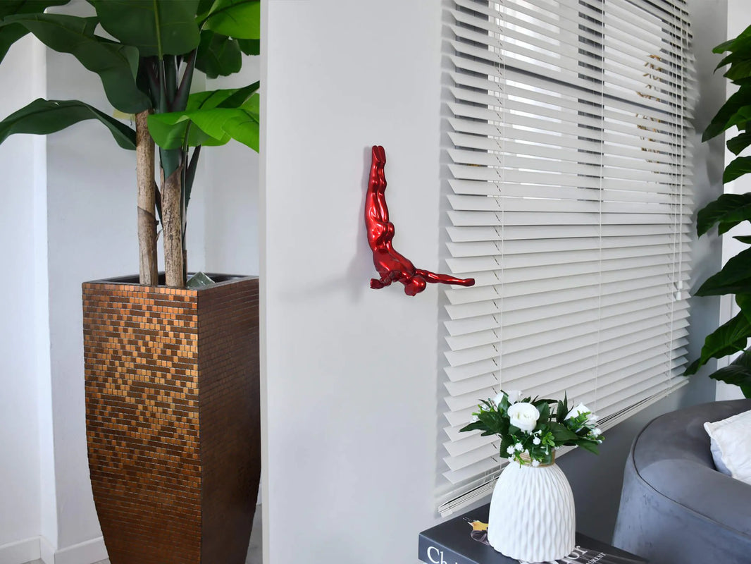 Moderne rote Taucher Skulptur aus Kunstharz mit Metalleffekt zum Aufhängen, detailreiche handgefertigte Figur, die beeindruckend einen Mann beim Tauchgang darstellt.
