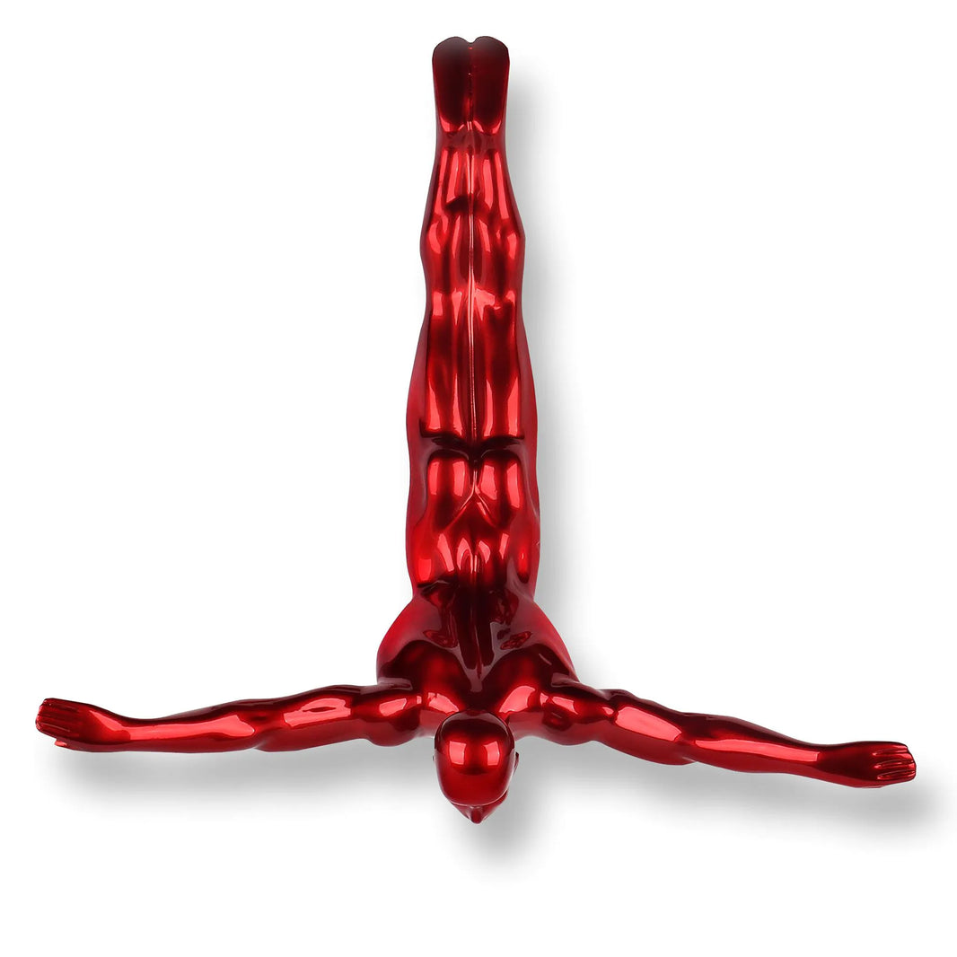 Moderne rote Taucher Skulptur aus Kunstharz mit Metalleffekt zum Aufhängen – Handwerkskunst Zertifiziert. Diese einzigartige, handgefertigte Skulptur zeigt einen Mann in Tauchposition und verleiht jedem Raum Dynamik und Farbe.