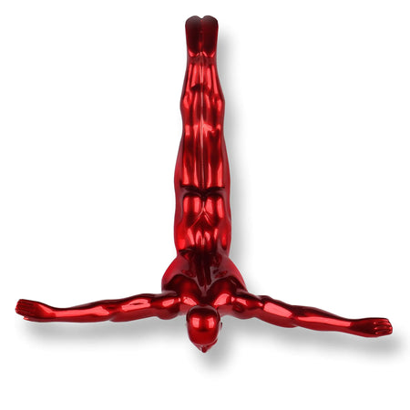 Moderne rote Taucher Skulptur aus Kunstharz mit Metalleffekt zum Aufhängen – Handwerkskunst Zertifiziert. Diese einzigartige, handgefertigte Skulptur zeigt einen Mann in Tauchposition und verleiht jedem Raum Dynamik und Farbe.