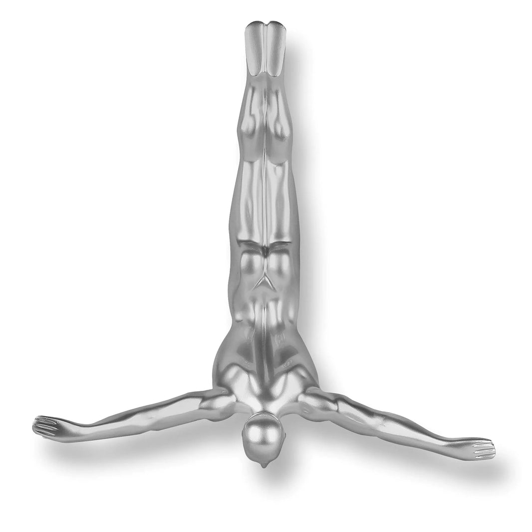 Moderne Wandkunst: Silberfarbene Taucher Skulptur aus Kunstharz mit Metalleffekt, 28x28x9 cm - Einzigartige Darstellung eines Tauchers, der Eleganz und Dynamik in Ihr Zuhause bringt.