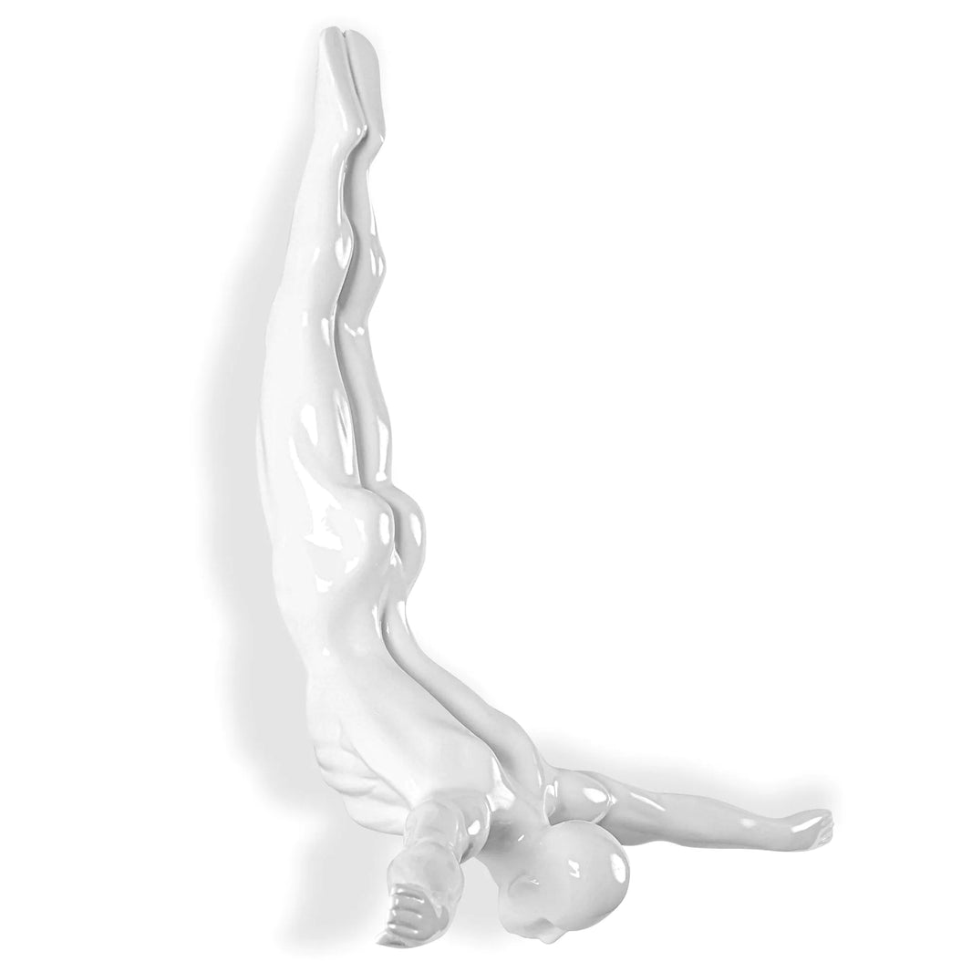 Moderne weiße Taucher Skulptur aus Kunstharz zum Aufhängen - 28cm hoch, handgefertigte Figur, ideal für stilvolle Innenräume.