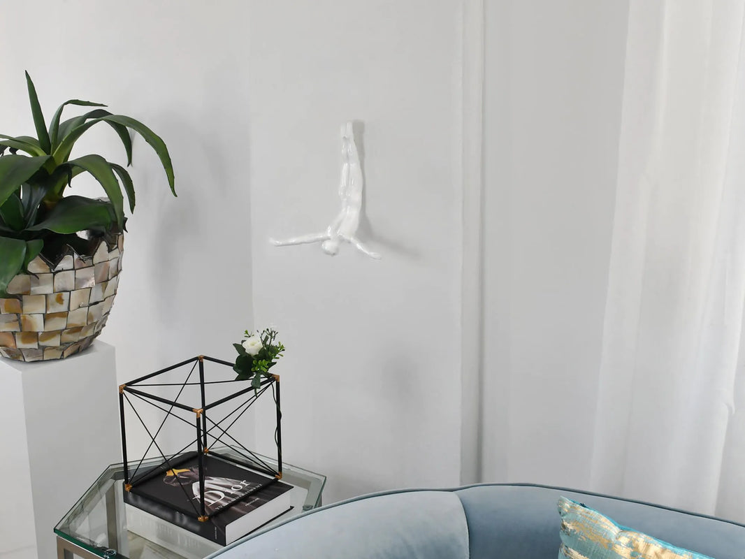 Detailaufnahme der modernen weißen Taucher Skulptur aus Kunstharz - zeigt die exquisite Handwerkskunst und das dynamische Design.