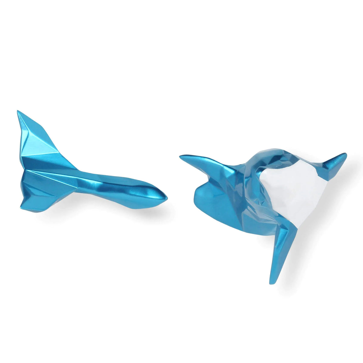 Elegante hellblaue Harzskulptur mit Metalleffekt für Wanddekoration - Inspiriert von modernem Design und zeitgenössischer Kunst.