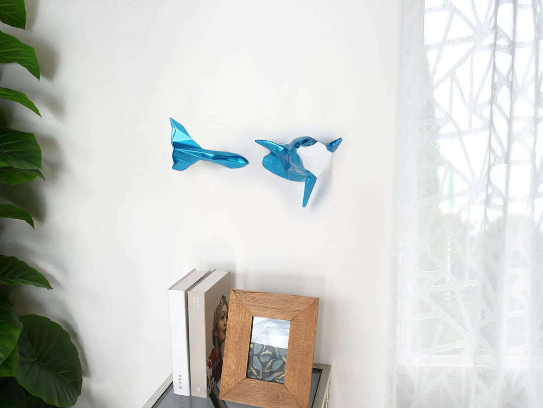 Detailansicht der modernen facettierten Harzskulptur in Hellblau mit Metalleffekt - Perfekte Wanddekoration für ein elegantes Ambiente.