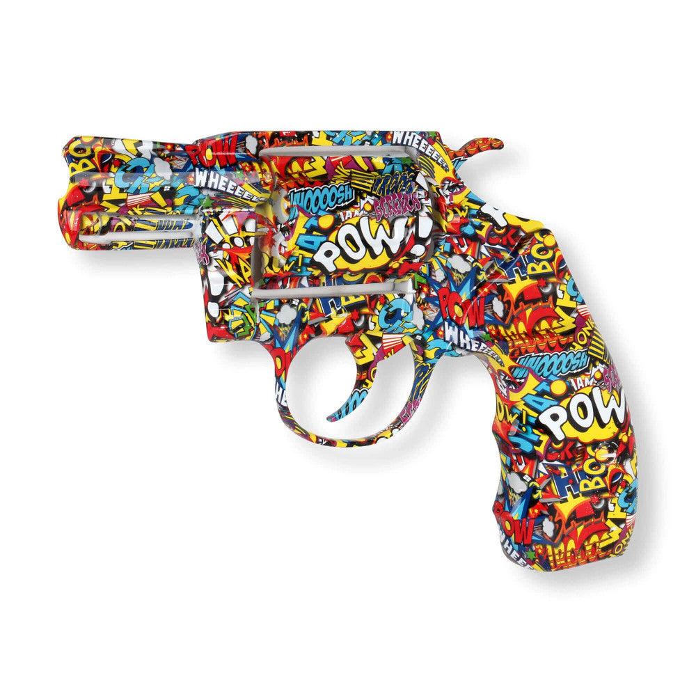 Faszinierende Pop Art Wandskulptur: Detailansicht der mehrfarbigen Pistole/Revolver aus Kunstharz mit buntem Comic-Muster, 32 x 47 cm, ideal für kreative Dekoration.