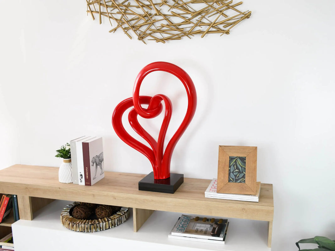 Detailaufnahme der modernen Herz-Skulptur aus lackiertem Harz, auf einem Marmorsockel, in leuchtendem Rot, Maße 73x52x21 cm.