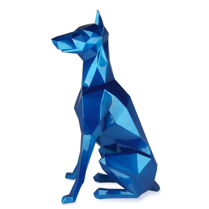 Facettierte Dobermann-Skulptur. Blauer Kunstwerk-Akzent. Hochwertiges Harz. Modernes Design. 82 x 47 x 34 cm.