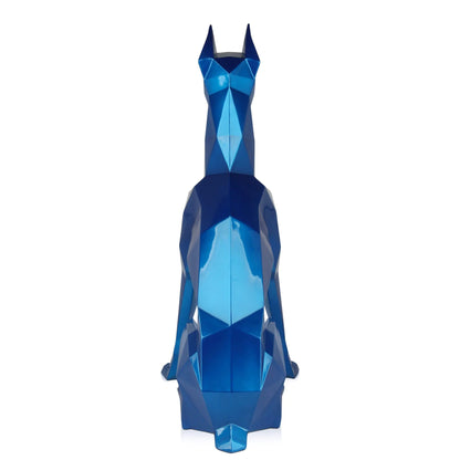 Facettierte Dobermann-Skulptur. Blauer Kunstwerk-Akzent. Hochwertiges Harz. Modernes Design. 82 x 47 x 34 cm.