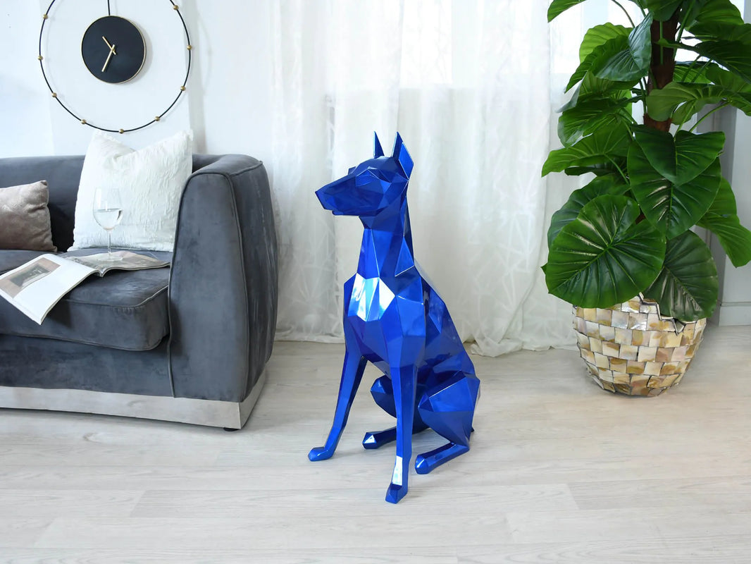 Facettierte Dobermann-Skulptur. Blauer Kunstwerk-Akzent. Hochwertiges Harz. Modernes Design. 82 x 47 x 34 cm.