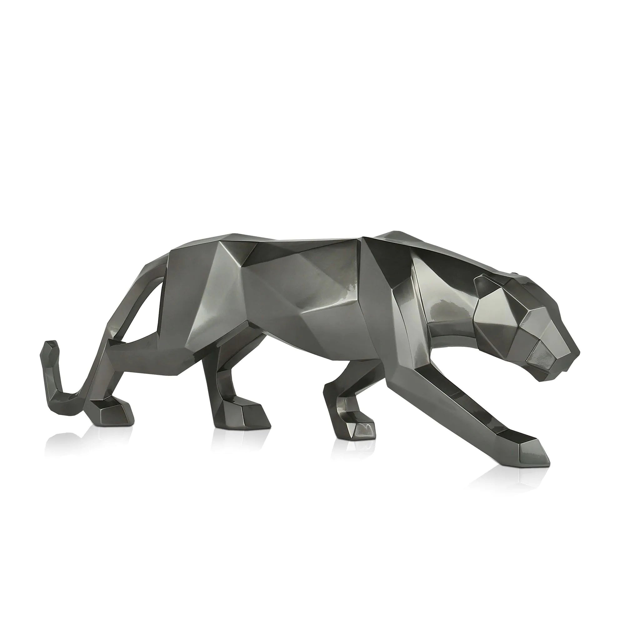 Detailaufnahme der facettierten Panther Skulptur aus Kunstharz mit Anthrazitmetallic-Finish, 31 cm hoch und 99 cm lang, zeigt die exquisite Verarbeitung.