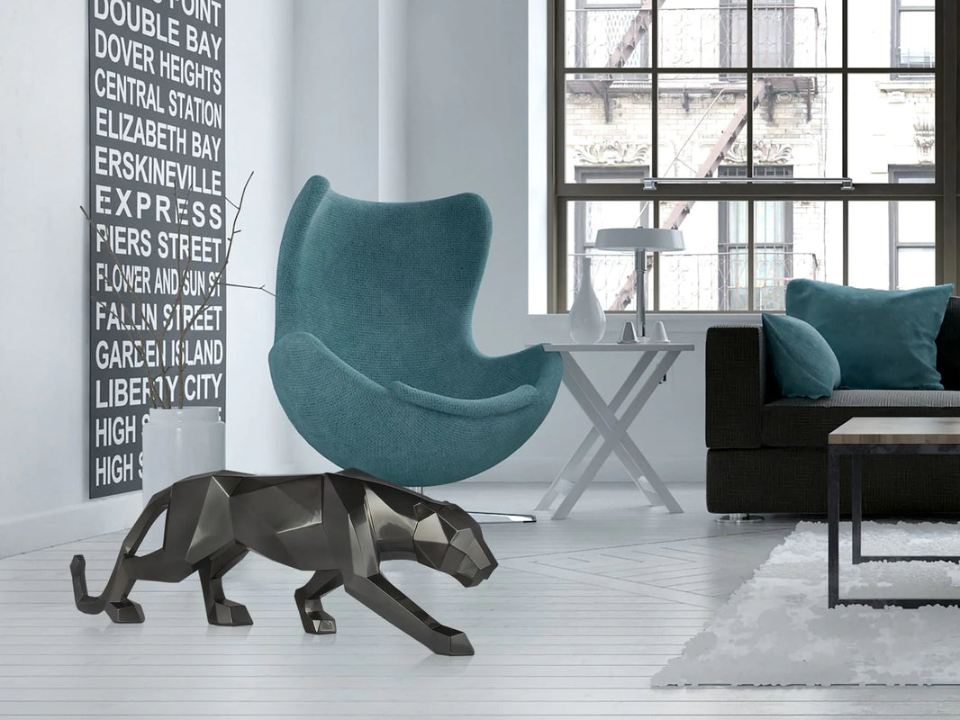 Detailansicht der facettierten Panther Skulptur aus Kunstharz, zeigt die exquisite Verarbeitung und das moderne anthrazitmetallic Finish.