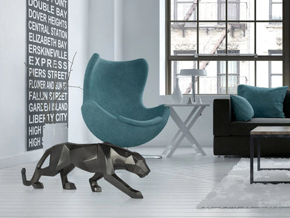 Detailansicht der facettierten Panther Skulptur aus Kunstharz, zeigt die exquisite Verarbeitung und das moderne anthrazitmetallic Finish.