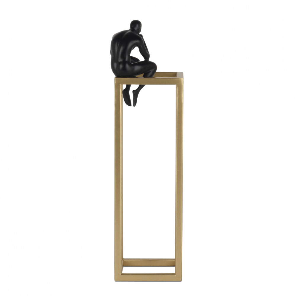 Moderne Figurative Skulptur aus Satinierter Harz mit Chromsockel, abgebildet von der Seite, zeigt eine sitzende stilisierte menschliche Figur auf einem goldenen Sockel.