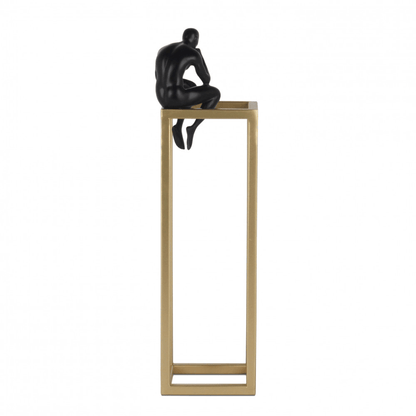 Moderne Figurative Skulptur aus Satinierter Harz mit Chromsockel, abgebildet von der Seite, zeigt eine sitzende stilisierte menschliche Figur auf einem goldenen Sockel.