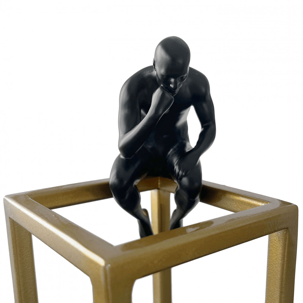 Moderne Figurative Skulptur aus Satinierter Harz mit Chromsockel, Darstellung eines nachdenklichen menschlichen Körpers in sitzender Position auf einem stylischen Rahmen.