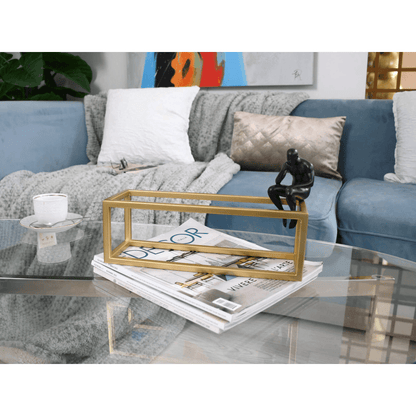 Moderne Figurative Skulptur aus Satinierter Harz mit Chromsockel, stilvolle Inszenierung der Skulptur auf einem Couchtisch, umgeben von modernen Wohnaccessoires und einer gemütlichen Couch.