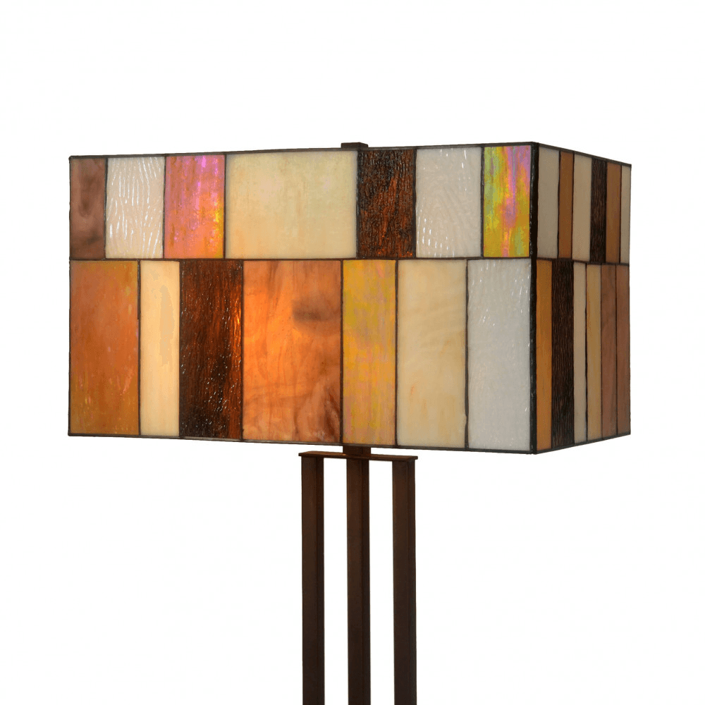 Lampenschirm der Tiffany inspirierten Designer Deckenfluter mit kunstvollen Glaselementen in warmen Farben.