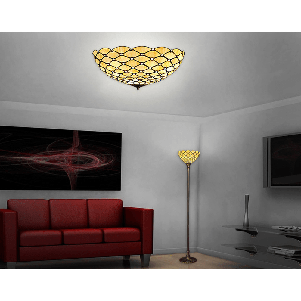 Tiffany Deckenleuchte aus Glas – Dekorationsbeispiel in einem modernen Wohnzimmer, das die Leuchte in einem stilvollen Raum mit rotem Sofa präsentiert.