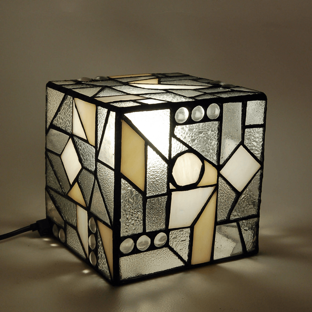 Tiffany Lampe Kubus in Gelb – Moderne Nachttischlampe aus hochwertigem Glas, seitliche Ansicht der Lampe mit künstlerischem Glasmuster.