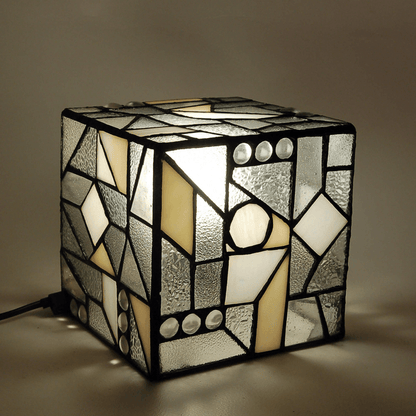 Tiffany Lampe Kubus in Gelb – Moderne Nachttischlampe aus hochwertigem Glas, seitliche Ansicht der Lampe mit künstlerischem Glasmuster.
