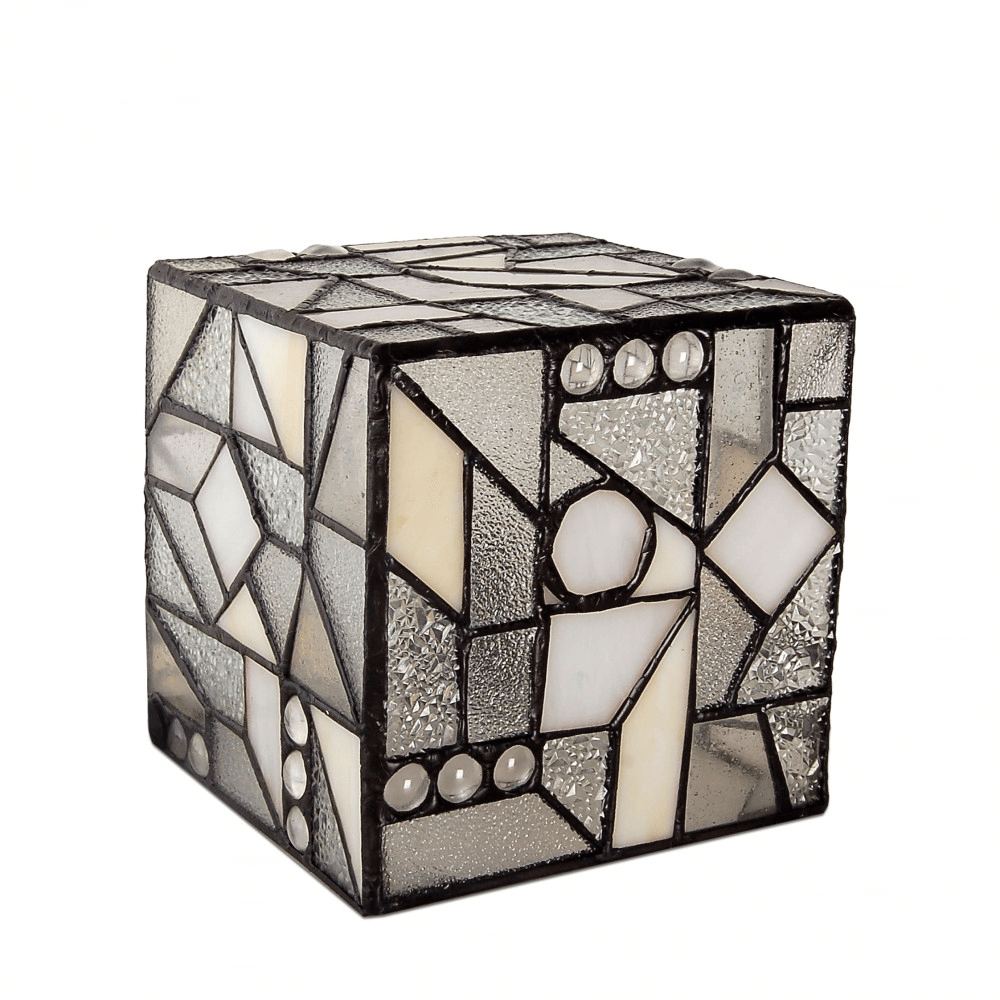 Tiffany Lampe Kubus in Gelb – Moderne Nachttischlampe aus hochwertigem Glas, detaillierte Ansicht der Lampe mit geometrischen Glasformen.