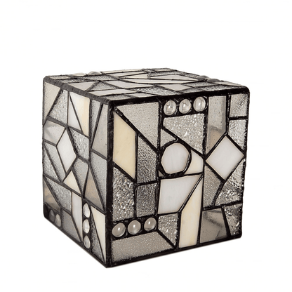 Tiffany Lampe Kubus in Gelb – Moderne Nachttischlampe aus hochwertigem Glas, detaillierte Ansicht der Lampe mit geometrischen Glasformen.