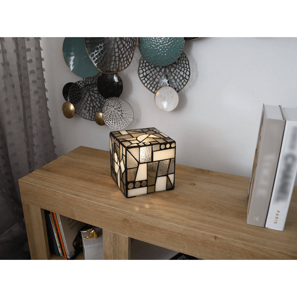 Tiffany Lampe Kubus in Gelb – Moderne Nachttischlampe aus hochwertigem Glas, stilvolle Platzierung auf einem Holzregal in einem modernen Raum.