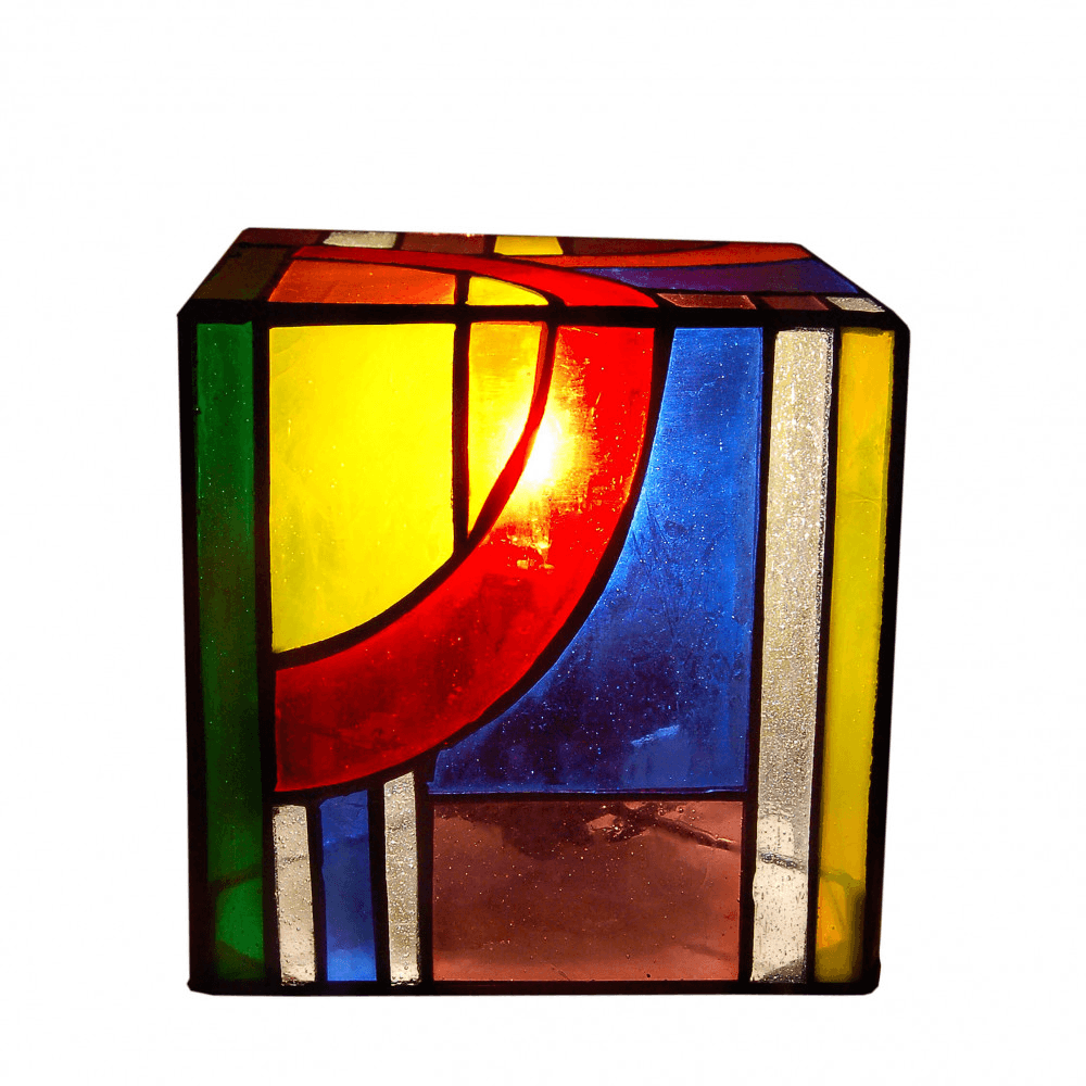 Kandinsky inspirierte Tiffany Nachttischlampe im Kubus Stil. Detailansicht des farbenfrohen Tiffany-Glases mit klaren Linien und abstrakten Mustern.