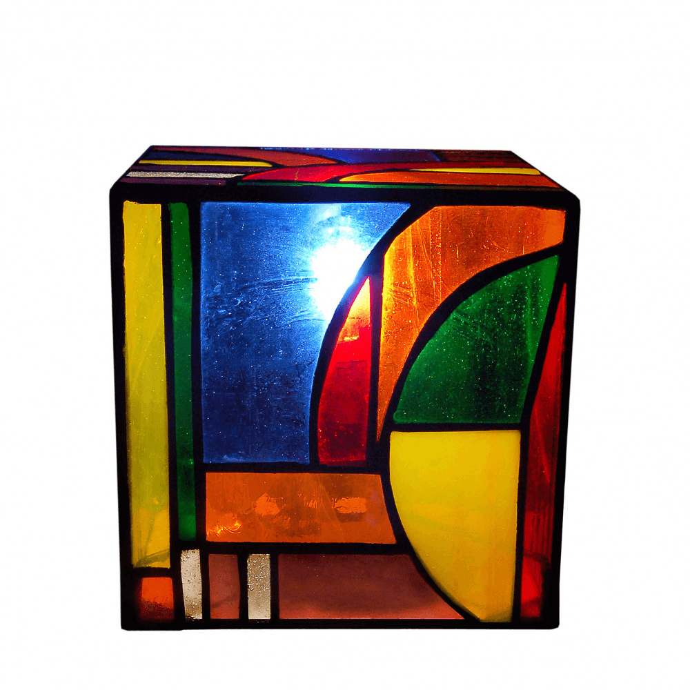 Kandinsky inspirierte Tiffany Nachttischlampe im Kubus-Stil – Detailansicht des kunstvollen Designs mit buntem Tiffany-Glas, das geometrische Formen darstellt.