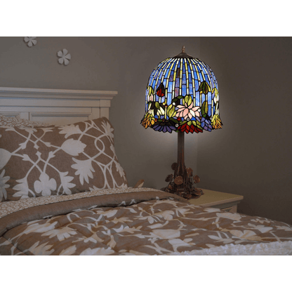 Tiffany Tischlampe Lotus – Eleganz und Kunst für Ihr Zuhause, in einem Schlafzimmer platziert. Die Lampe strahlt stimmungsvolles Licht und fügt sich harmonisch in die Einrichtung ein.