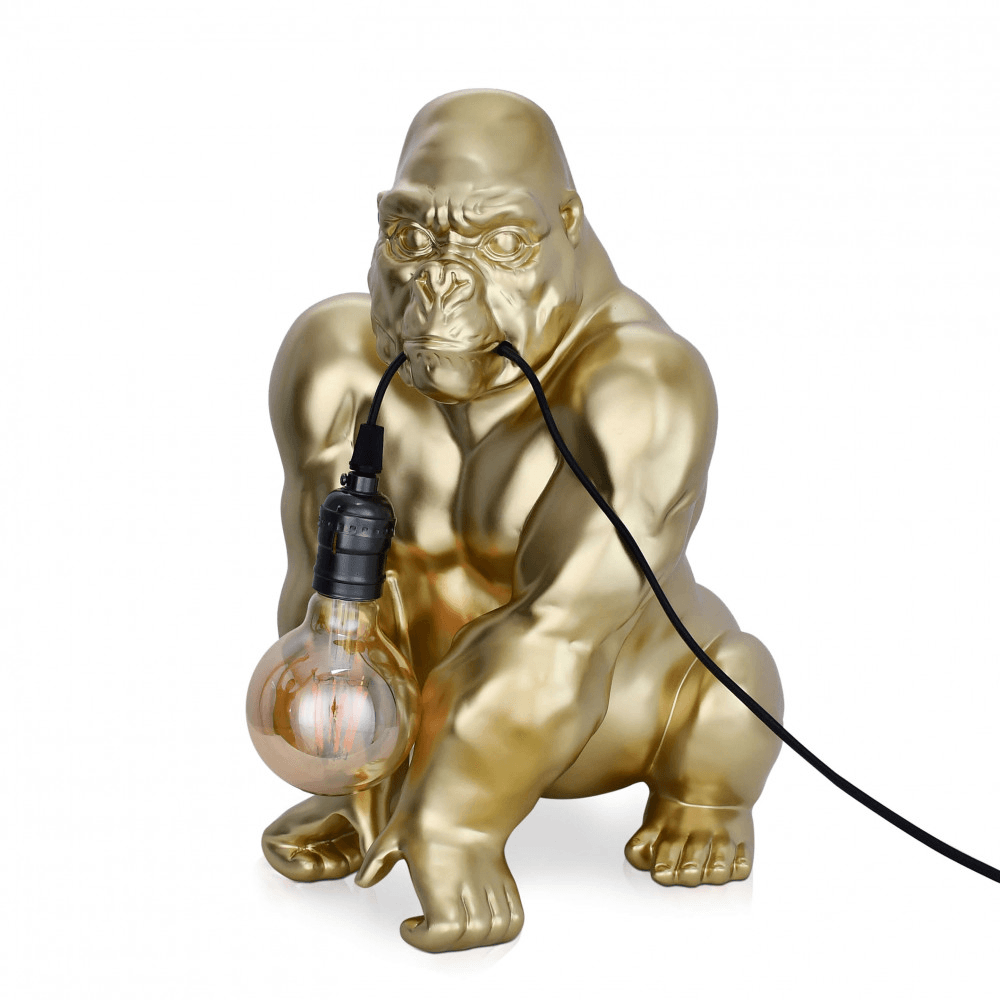 Designer Tischlampe Orang-Utan aus Harz mit Goldeffekt – Pop Art Skulptur für Ihr Zuhause, welche eine elegante goldene Orang-Utan-Figur mit einer Glühbirne darstellt.