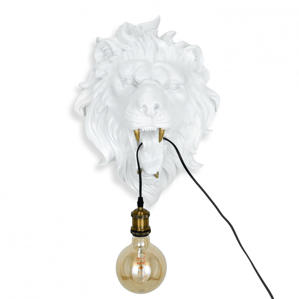 Designer Wandleuchte Löwenkopf - Elegante Kunst für Ihr Zuhause, präsentiert mit einem detaillierten Löwenkopf-Design in Weiß, abgebildet mit einer Edison-Lampe für einen stilvollen Look.